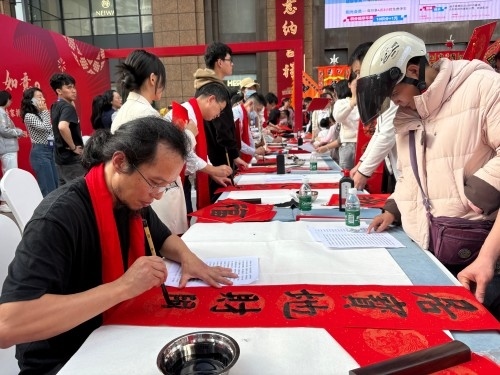 活動現(xiàn)場贈送春聯(lián)和福字。人民網(wǎng) 陳葉欣攝