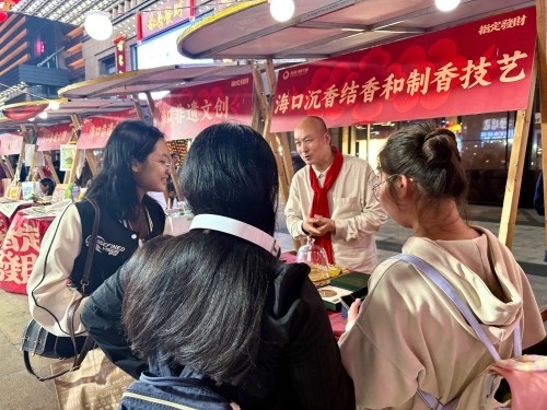 魏希望在非遺集市上介紹沉香。人民網(wǎng) 陳葉欣攝