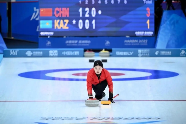 2月4日，中國隊選手韓雨在比賽中擲壺。新華社記者 江漢 攝