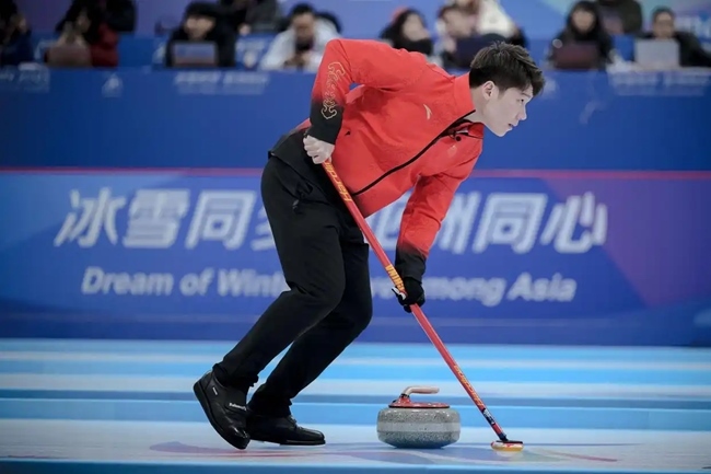 2月4日，中國隊選手王智宇在比賽中擦冰。新華社記者 江漢 攝