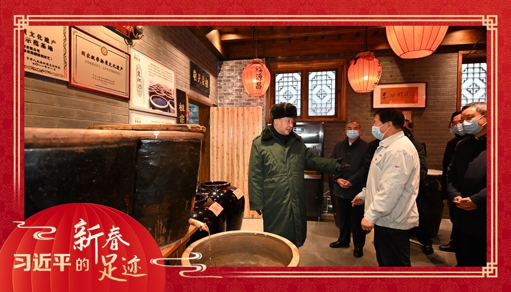 2022年1月27日，習(xí)近平總書記沿街巷察看山西平遙古城風(fēng)貌，走進(jìn)東湖老醋坊，了解當(dāng)?shù)亻_展特色經(jīng)營情況。