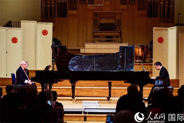 英國(guó)皇家音樂(lè)學(xué)院教授朱利安-雅格布森和旅英鋼琴家李勁峰演奏《黃河鋼琴協(xié)奏曲》。楊浩鵬攝