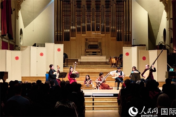 英國(guó)中樂(lè)團(tuán)和倫敦魯特琴樂(lè)團(tuán)演奏《絲綢之韻》。楊浩鵬攝