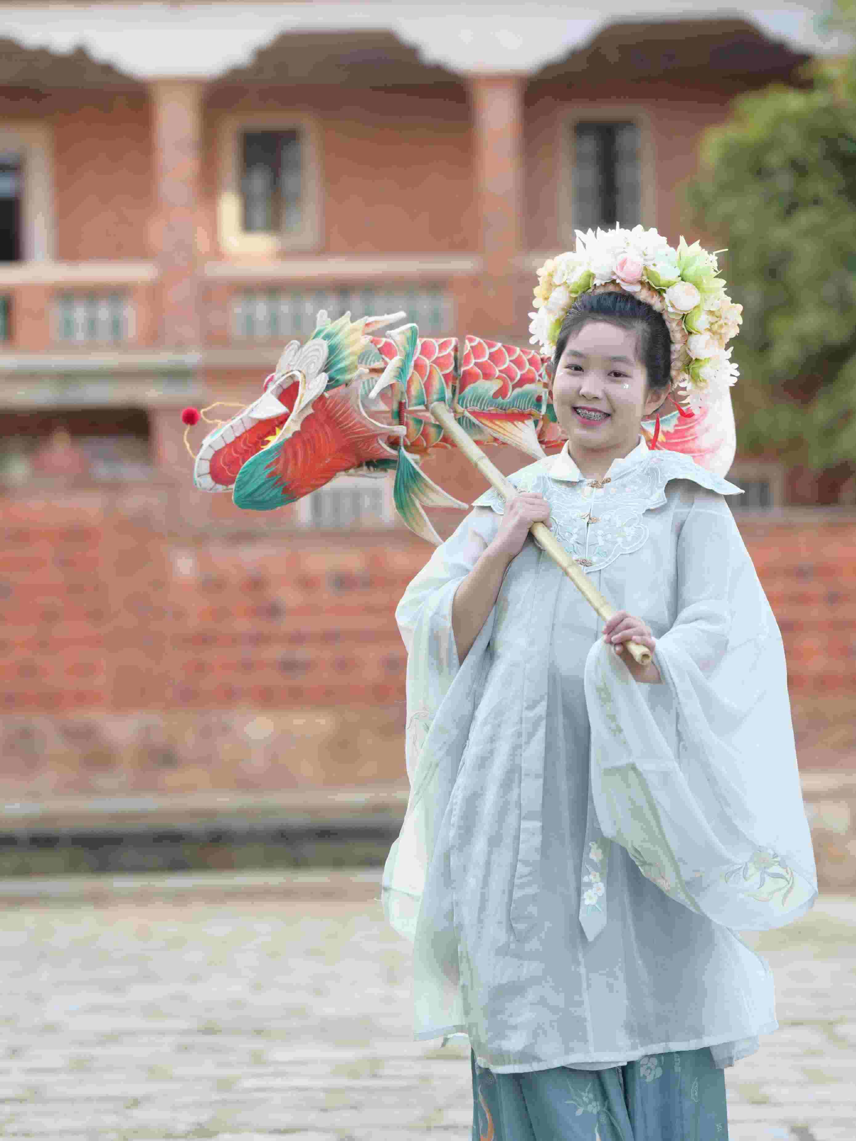 在泉州，沈女士為女兒拍下頭戴簪花的照片。受訪者供圖