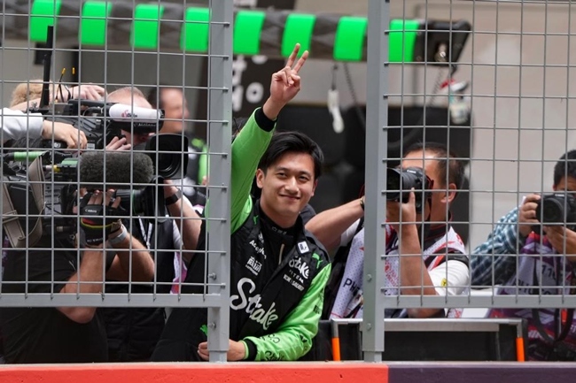 2024年4月19日，索伯車隊中國車手周冠宇（中）在練習賽前向觀眾致意。當日，F(xiàn)1中國大獎賽在上海開賽。中國車手周冠宇主場首秀參賽。新華社記者 夏一方攝