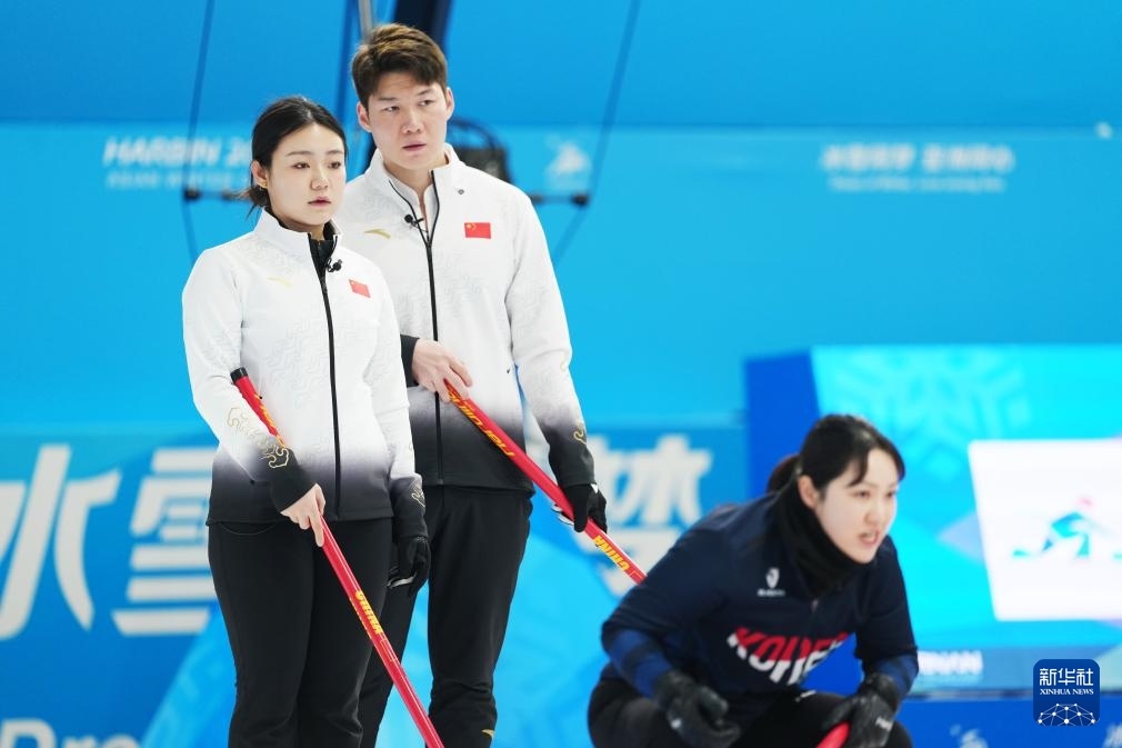 2月6日，中國隊(duì)選手王智宇（中）、韓雨（左）在比賽中。新華社記者 王松 攝
