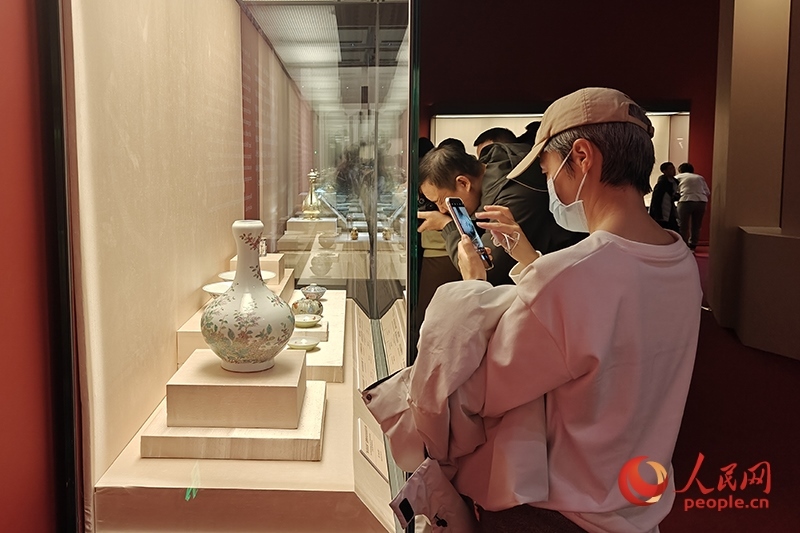 觀眾正在中國國家博物館參觀展覽。人民網(wǎng)記者 韋衍行攝
