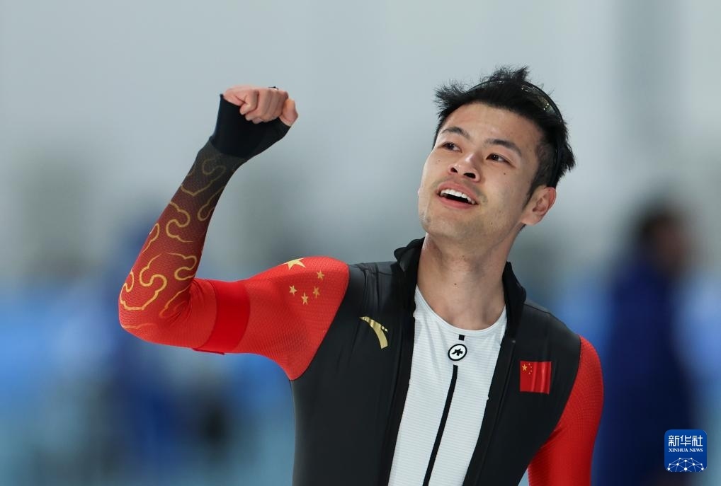 2月8日，寧忠?guī)r慶祝奪冠。新華社記者 王楷焱 攝