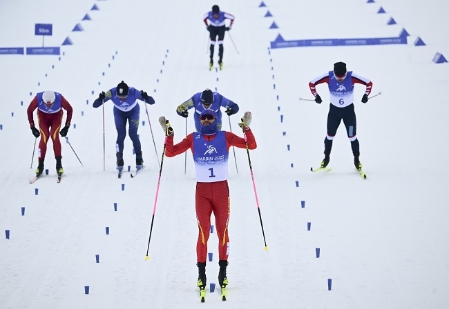 2月8日，王強(qiáng)（中）慶祝奪冠。新華社記者 張龍攝