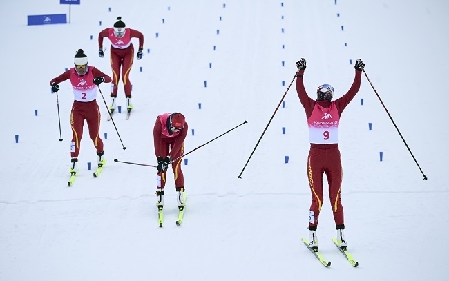 2月8日，李磊（右一）沖過(guò)終點(diǎn)后慶祝奪冠。新華社記者 張龍攝