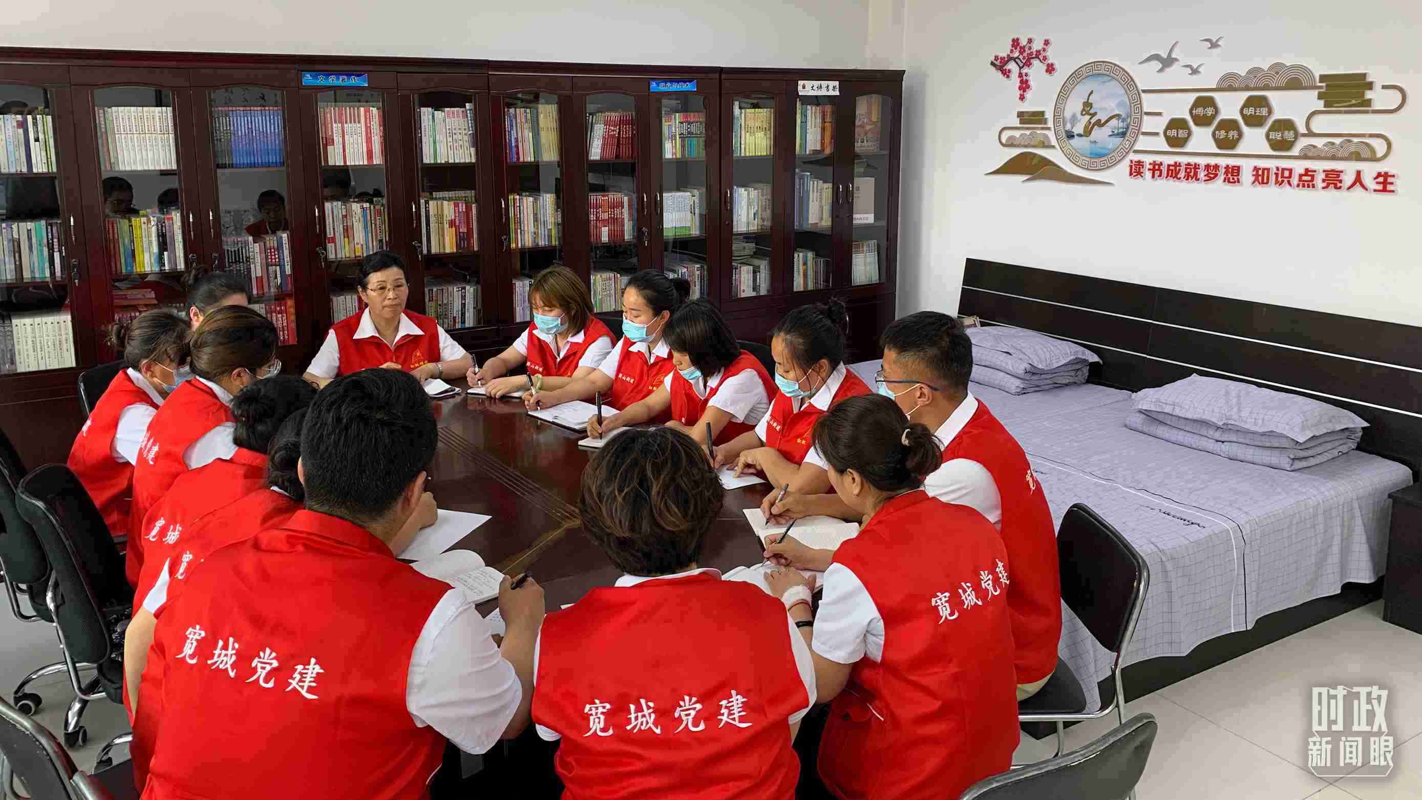 △吉林長(zhǎng)春，長(zhǎng)山花園社區(qū)黨建討論會(huì)。（總臺(tái)央視記者趙化拍攝）