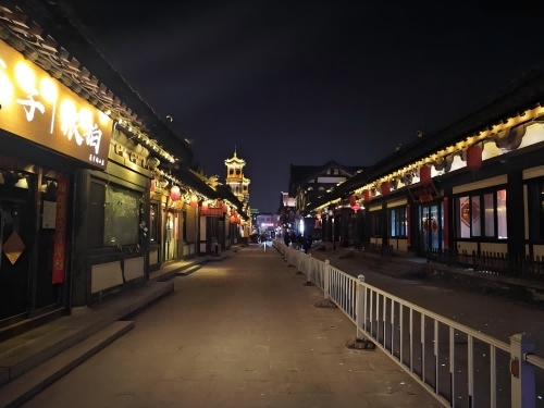 道歉公告發(fā)布后，夜晚10時的古城。人民網(wǎng)記者 黃鈺攝