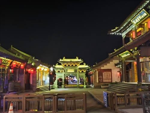 道歉公告發(fā)布后，凌晨5時的古城。人民網(wǎng)記者 黃鈺攝