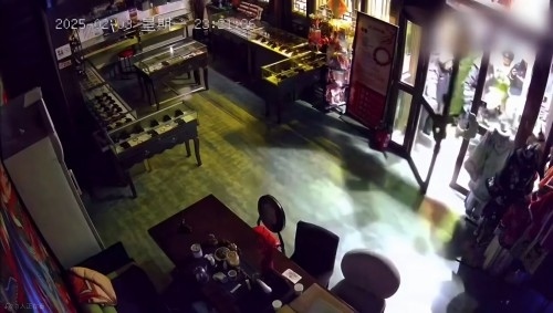 網(wǎng)傳“破門亮燈”畫面。網(wǎng)絡(luò)視頻截圖