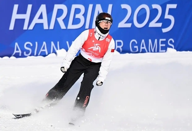 2月9日，徐夢桃在完成動作后慶祝。新華社記者 夏一方攝