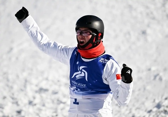 2月9日，李心鵬在比賽后慶祝。新華社記者 夏一方攝