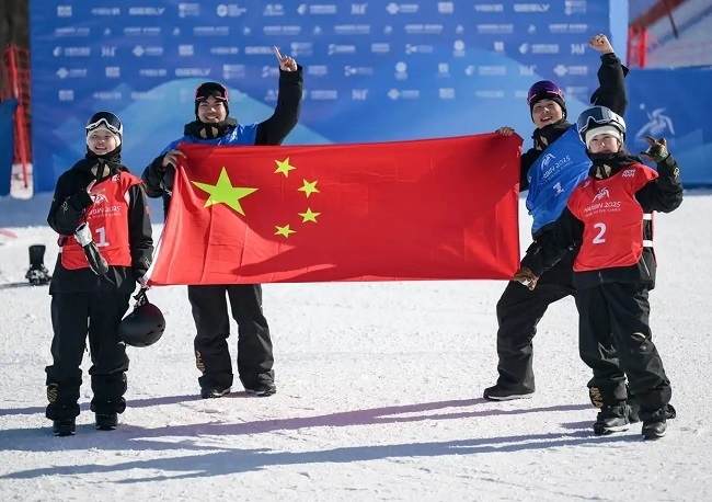 2月10日，中國隊選手張小楠、楊文龍、姜鑫杰與熊詩芮（從左至右）在比賽后慶祝。新華社記者 楊青攝