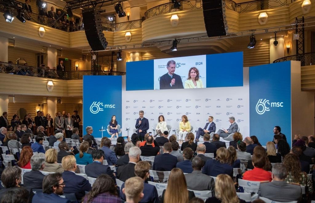 2024年2月18日，慕安會(huì)主席克里斯托夫·霍伊斯根（中左二）在德國(guó)慕尼黑舉行的第60屆慕尼黑安全會(huì)議上發(fā)表閉幕致辭。新華社記者 張帆 攝