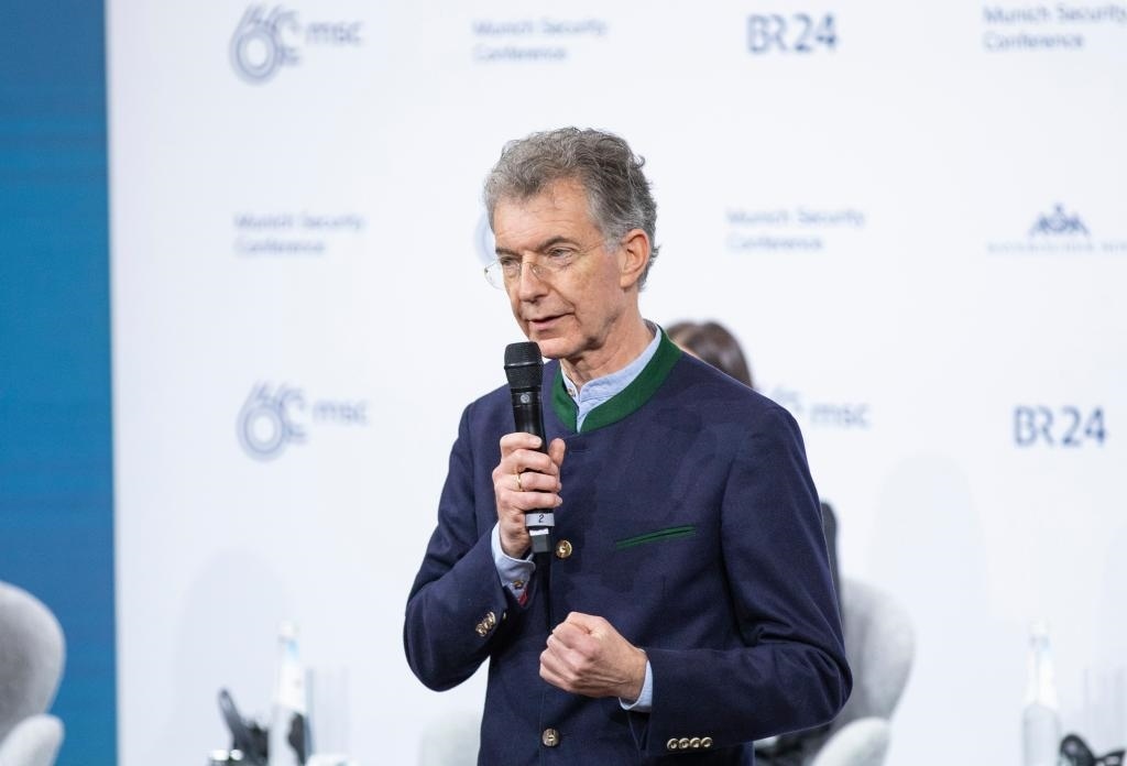 2024年2月18日，慕安會(huì)主席克里斯托夫·霍伊斯根在德國(guó)慕尼黑舉行的第60屆慕尼黑安全會(huì)議上發(fā)表閉幕致辭。新華社記者 張帆 攝