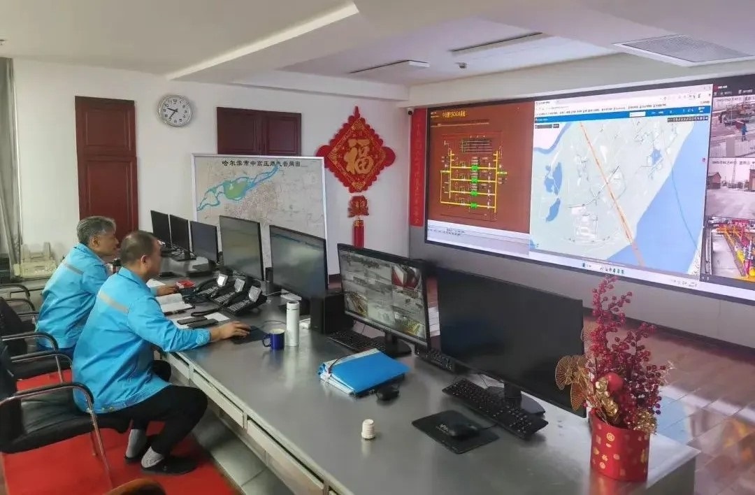 工作人員在燃?xì)庹{(diào)度中心值守。受訪者供圖