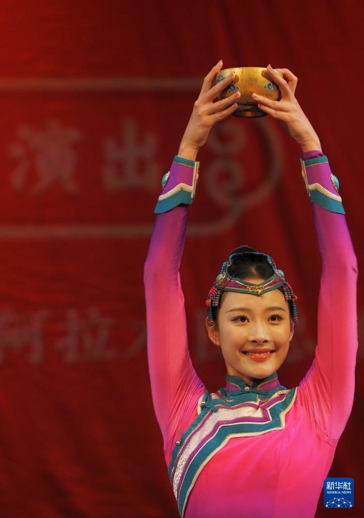 2月11日，在哈薩克斯坦阿拉木圖的阿拜國家歌劇和芭蕾舞劇院，中國演員表演舞蹈。新華社記者 趙宇 攝