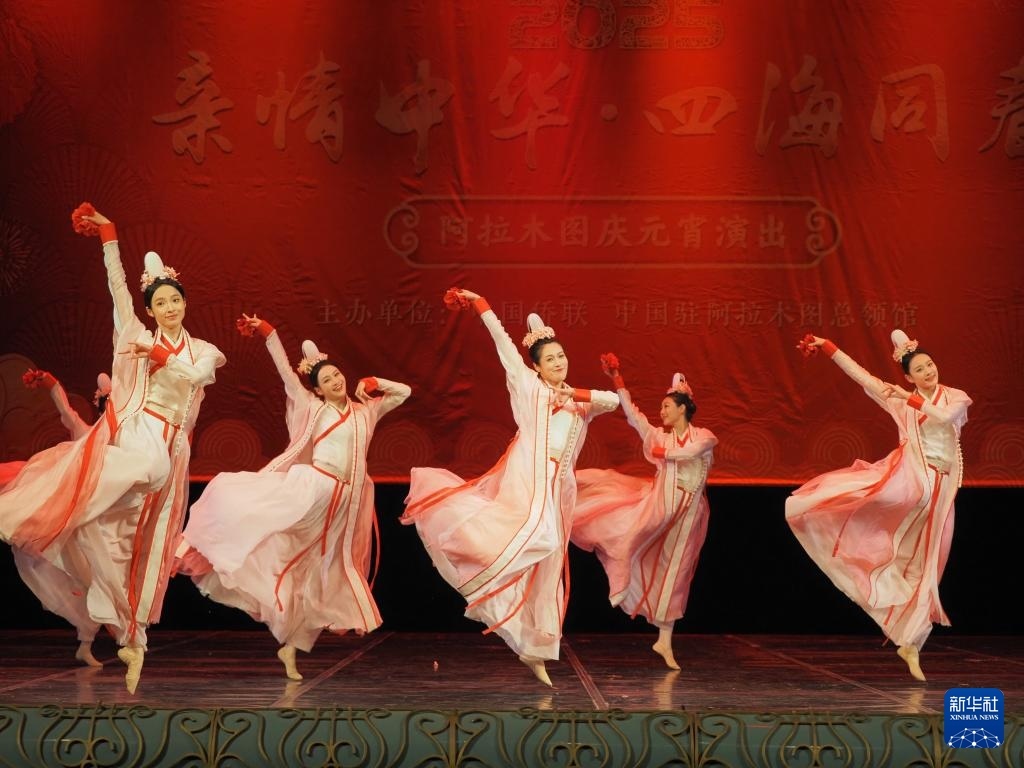 2月11日，在哈薩克斯坦阿拉木圖的阿拜國家歌劇和芭蕾舞劇院，中國演員表演舞蹈《元日霓裳》。新華社記者 趙宇 攝