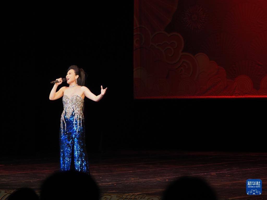 2月11日，歌手在哈薩克斯坦阿拉木圖的阿拜國家歌劇和芭蕾舞劇院演唱歌曲。新華社記者 趙宇 攝