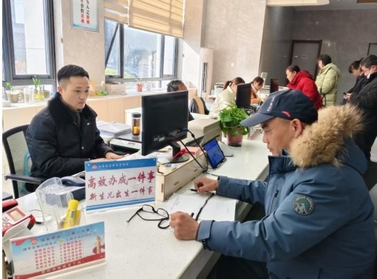 市民在 “高效辦成一件事” 窗口辦理業(yè)務(wù)。彭雪松攝