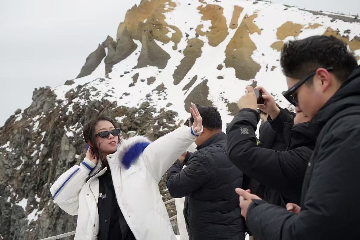 長白山天池旁游客拍照留念。人民網(wǎng) 皇甫萬里攝