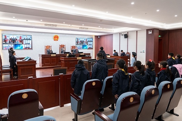 圖③：同學(xué)們開(kāi)展模擬法庭活動(dòng)。