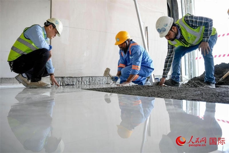 鋪地磚。人民網(wǎng)塔里克·易卜拉欣攝