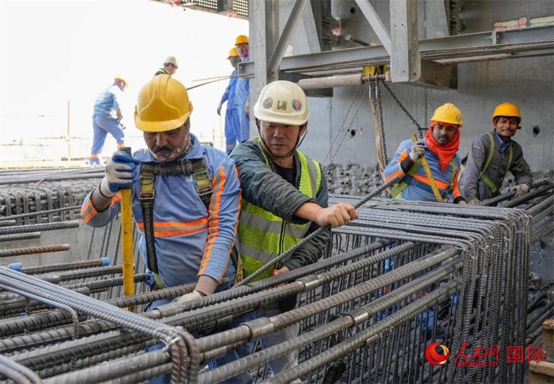 扎鋼筋。人民網(wǎng)塔里克·易卜拉欣攝