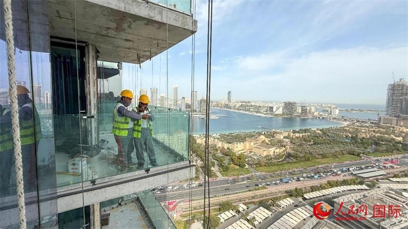 工人正在高層作業(yè)。人民網(wǎng)塔里克·易卜拉欣攝