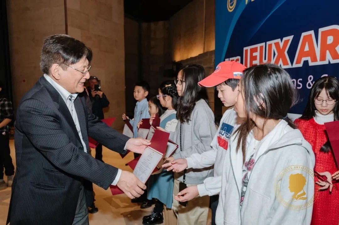 圖2：亞丁為獲獎(jiǎng)兒童頒發(fā)證書。法中交流促進(jìn)會(huì)供圖