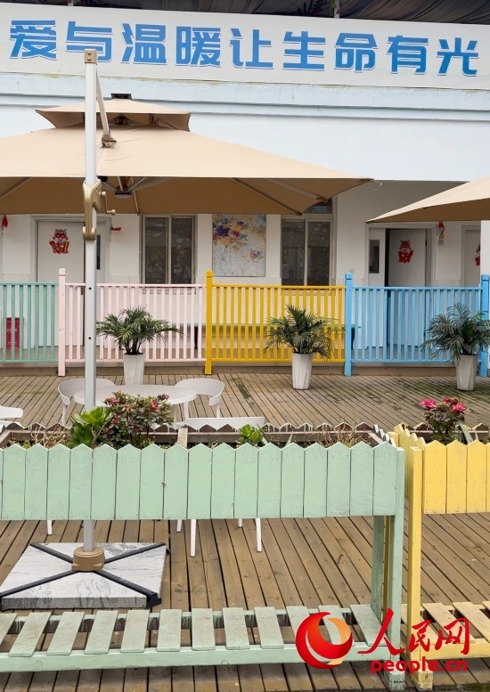 為讓“老小孩”住著開心，南泉鎮(zhèn)衛(wèi)生院設(shè)計(jì)成幼兒園風(fēng)格。人民網(wǎng) 陳葉欣攝