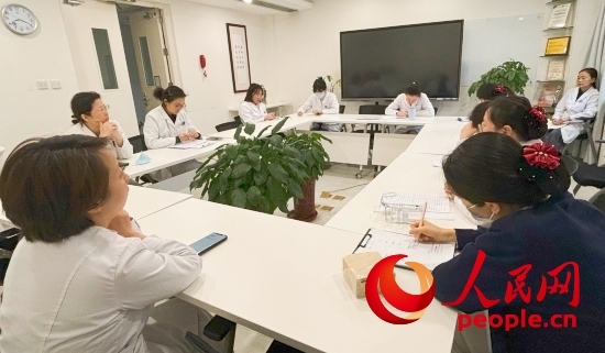 交班會(huì)上，海淀醫(yī)院安寧療護(hù)團(tuán)隊(duì)討論患者和家屬需求。人民網(wǎng)記者 金慧慧攝