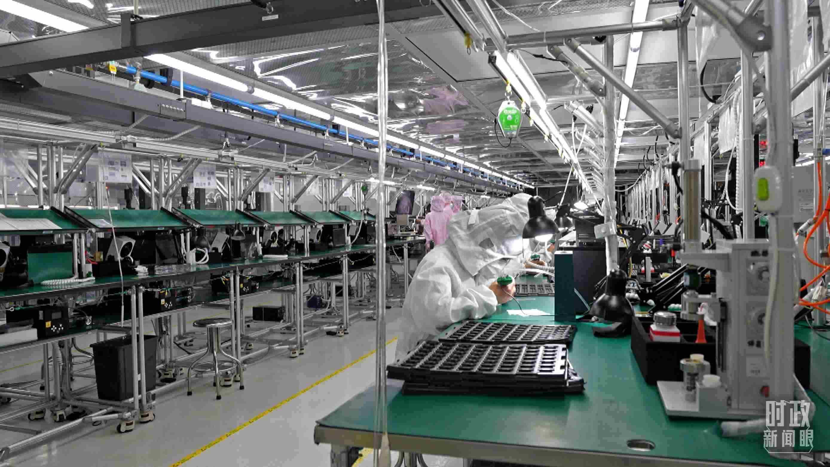 △四川省宜賓市極米光電有限公司的無塵車間光機組裝線。（總臺央視記者范學(xué)禹拍攝）