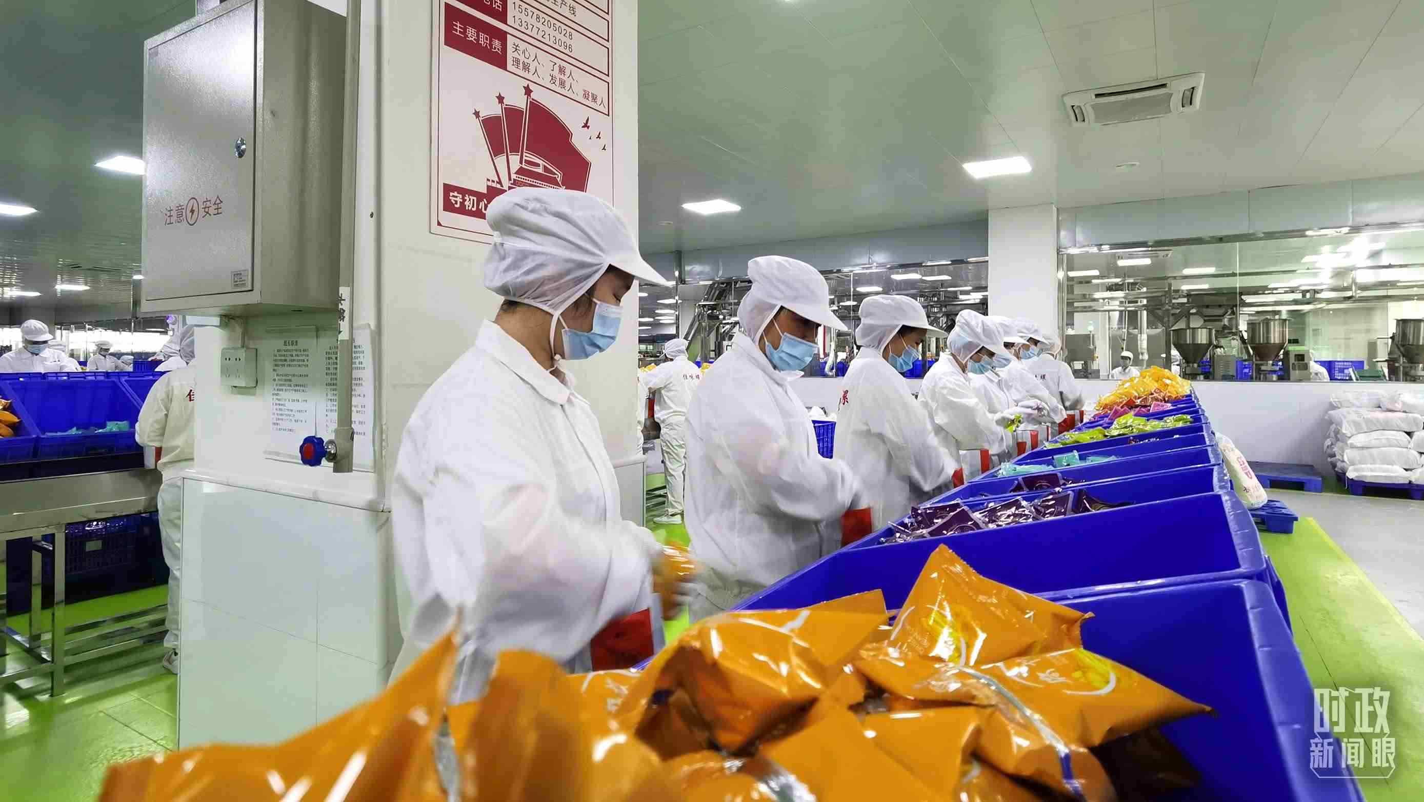 △廣西柳州螺螄粉配料包生產(chǎn)線。（總臺央視記者郭鴻拍攝）