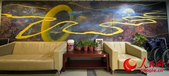 清華長庚醫(yī)院掛著一幅名為“生命長河”的畫，家屬將離世親人的名字寫在上面。人民網(wǎng) 陳葉欣攝