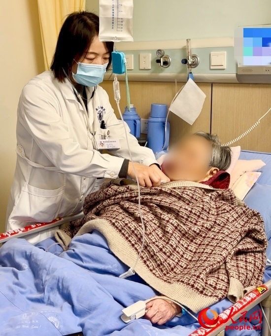 廖澤燕為張婆婆聽診。人民網(wǎng)記者 金慧慧攝