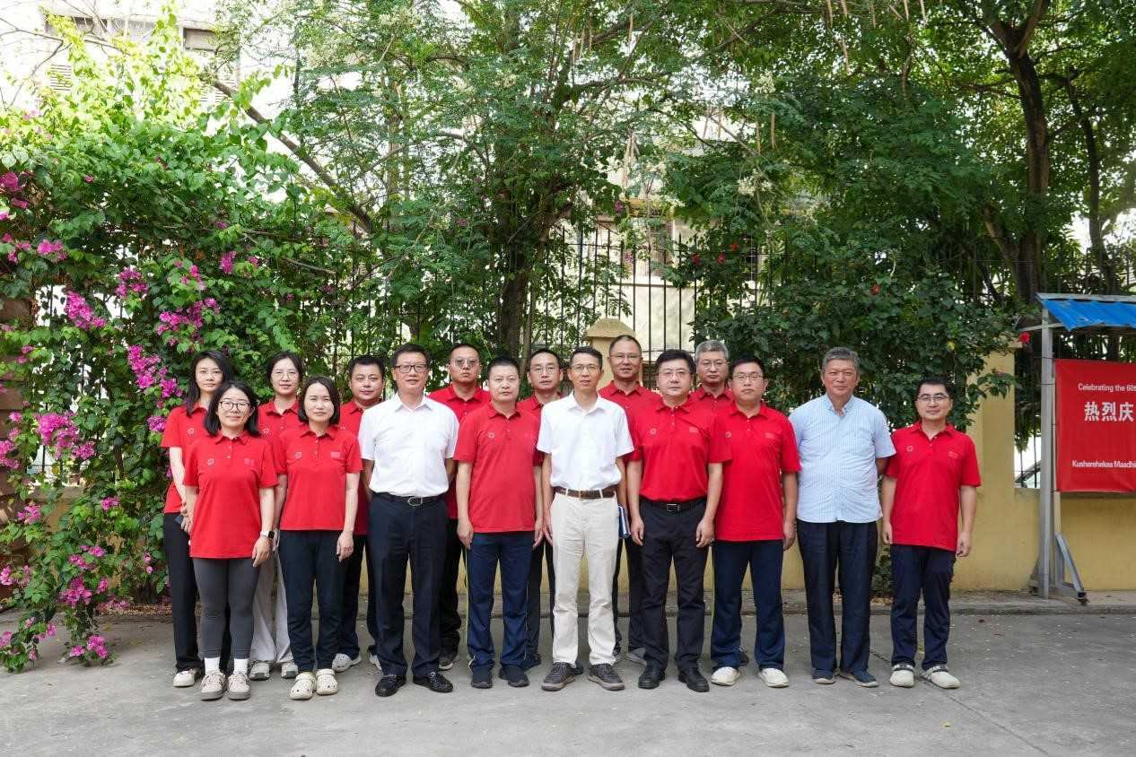 李強華與醫(yī)療隊合影。中國援桑醫(yī)療隊供圖