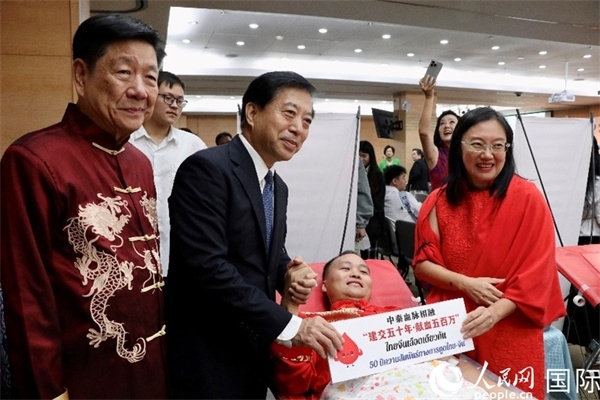 韓志強(qiáng)大使與獻(xiàn)血者代表合影。朱瀟逸攝