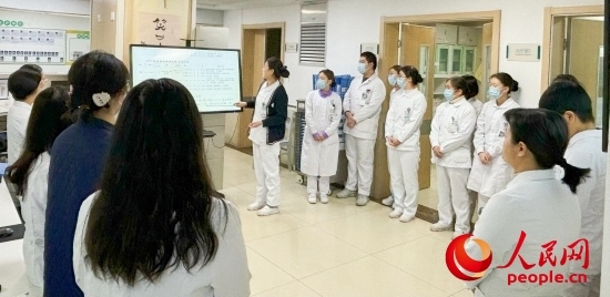 華西第四醫(yī)院姑息醫(yī)學(xué)科交班會上，護(hù)士介紹患者情況。人民網(wǎng)記者 金慧慧攝