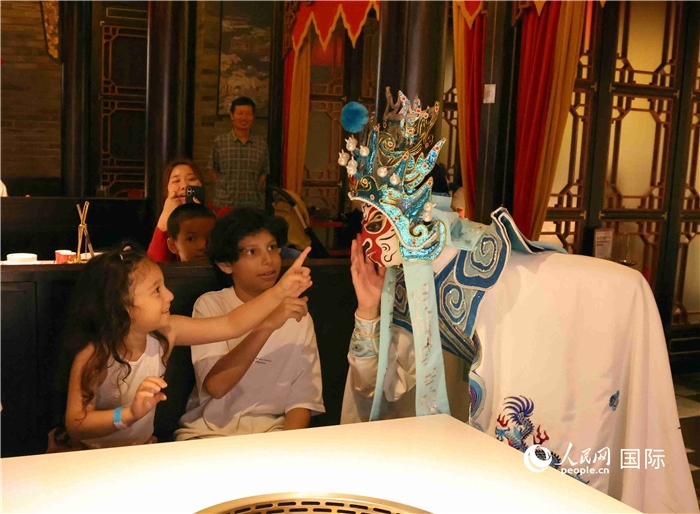 迪拜火鍋店里的川劇變臉表演。 人民網(wǎng)記者 管克江攝