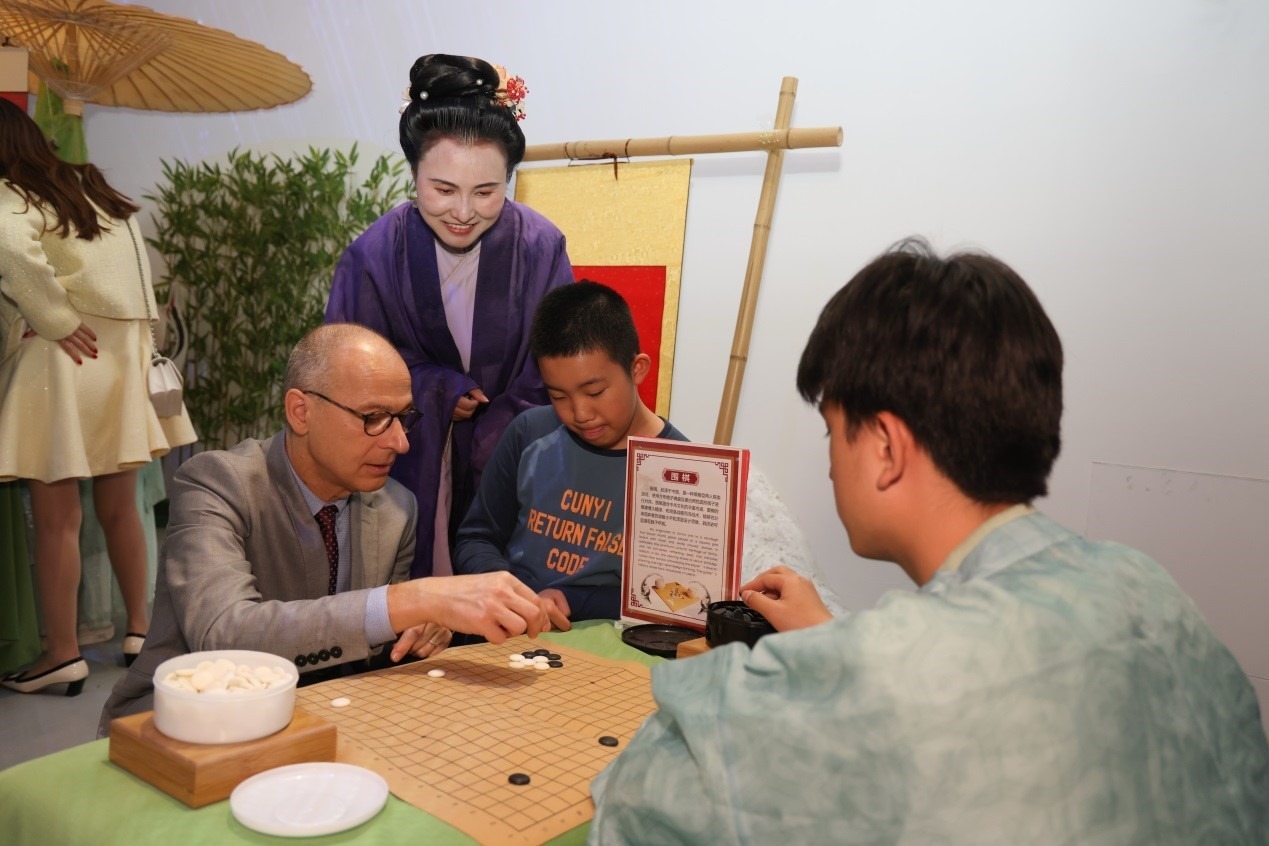 嘉賓體驗圍棋對弈。人民網(wǎng)記者 任皓宇攝