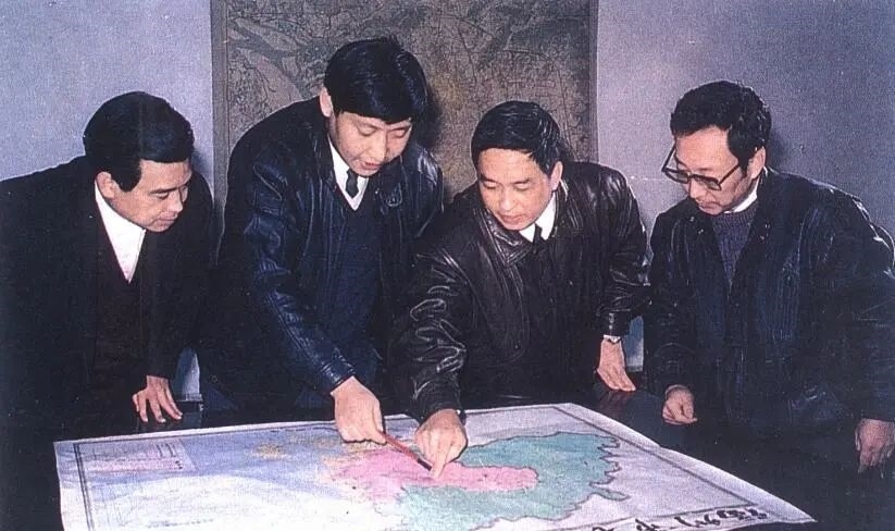 1991年12月，習(xí)近平與同事討論福州市戰(zhàn)略規(guī)劃設(shè)想。（圖源：《習(xí)近平在福州》）