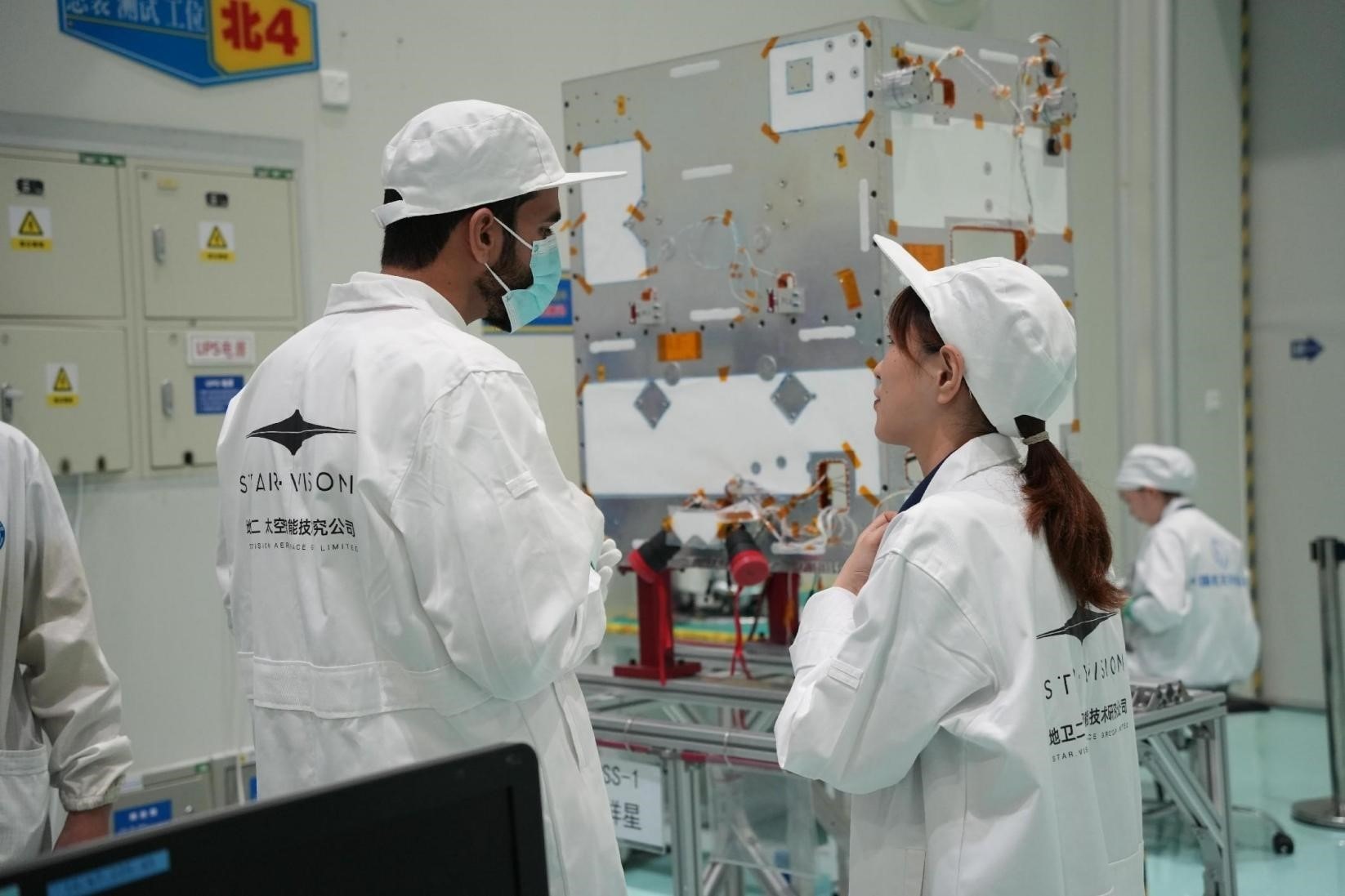 阿曼技術(shù)人員在中國接受培訓(xùn)。阿曼蘭斯航天公司供圖