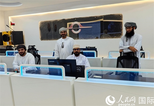 阿曼蘭斯航天公司員工在工作中。人民網(wǎng) 海瑟姆·穆扎恩攝