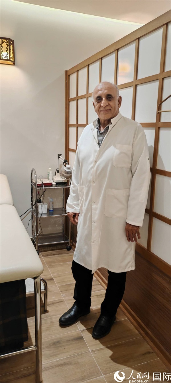 哈利勒在中醫(yī)診所。人民網(wǎng)記者 黃培昭攝