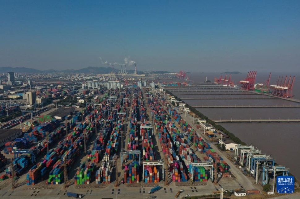  1月24日拍攝的寧波舟山港北侖港區(qū)集裝箱碼頭。 新華社記者 黃宗治 攝